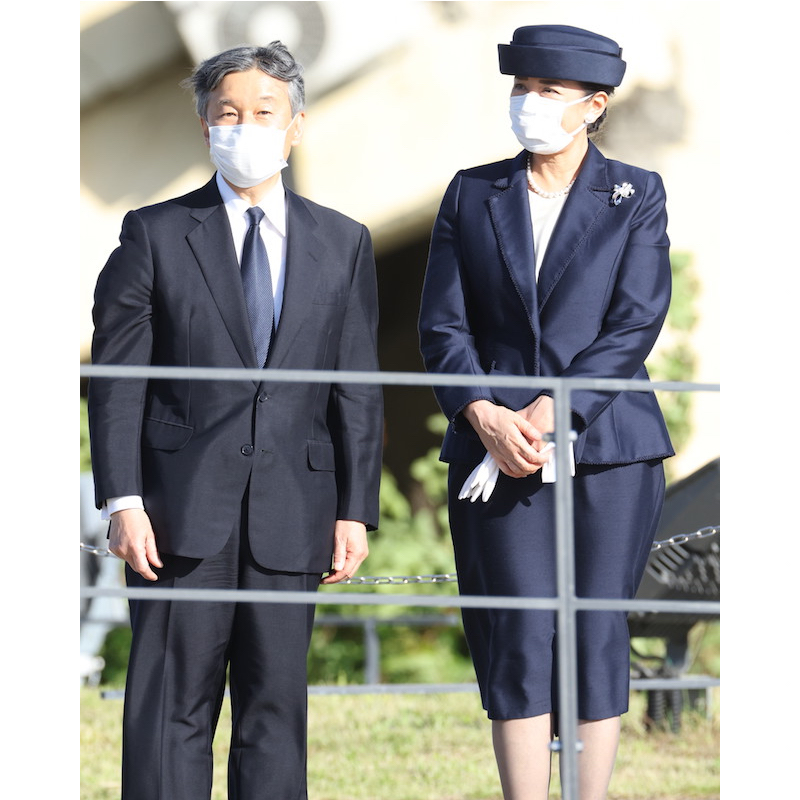 高田松原津波復興祈念公園で、奇跡の一本松を見上げられた両陛下（2023年6月3日、Ph／JMPA）
