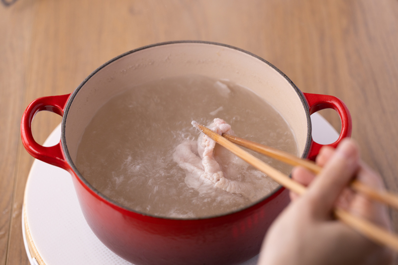鍋の8分目くらいまで水を入れ（分量外）、お湯を沸かす。豚バラ肉を入れてしゃぶしゃぶして色が変わったらすぐ取り出す