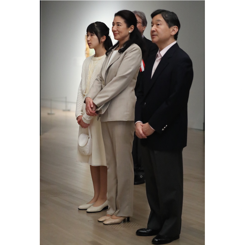 2016年7月、国立新美術館にて開催のルノワール展をご覧になる天皇皇后両陛下と愛子さま