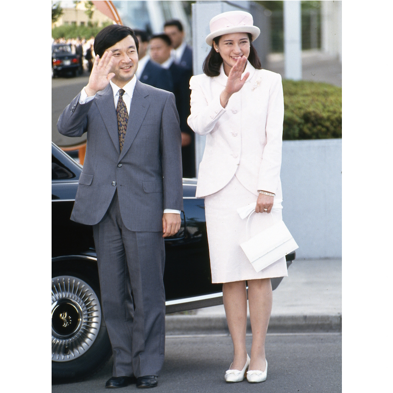 襟や裾のカッティングが丸く女性らしいデザイン（1993年7月13日、Ph/JMPA）