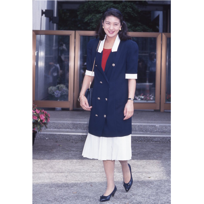 五分丈ジャケットがおしゃれ。裾からのぞく白のスカートが軽やか（1993年6月3日、Ph／JMPA）