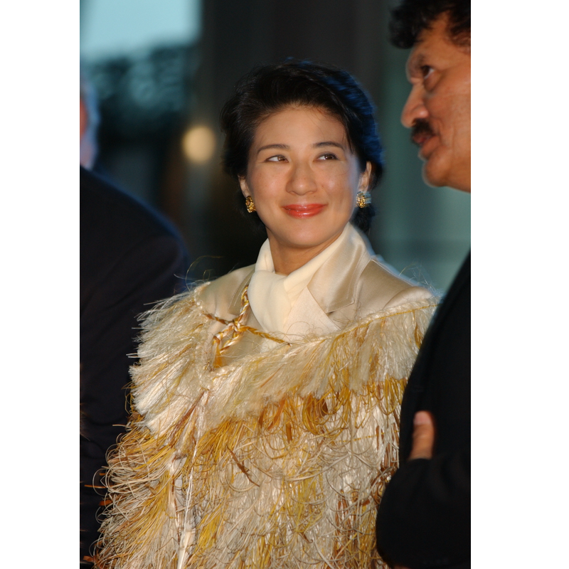 雅子さまがまとわれた民族衣装は木の皮で作られたケープ（2002年12月13日、Ph／JMPA）