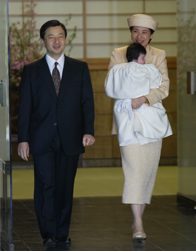 2002年3月、愛子さまの「賢所皇霊殿神殿に謁するの儀」のため、東宮御所をご出発の天皇陛下（当時は皇太子）と愛子さまを抱かれた雅子さま
