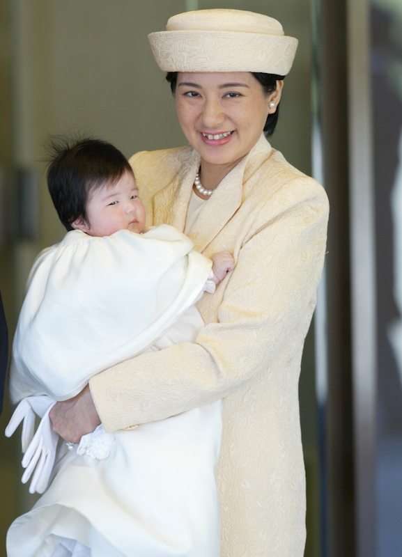 2002年3月、愛子さまの「賢所皇霊殿神殿に謁するの儀」のため、東宮御所をご出発の愛子さまを抱かれた雅子さま