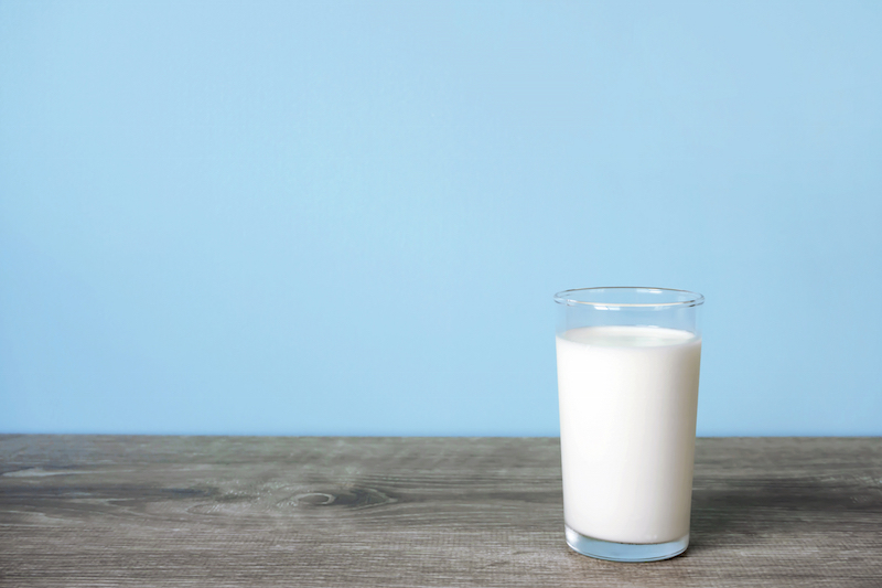 牛乳やヨーグルトなどの乳製品は、胃でのアルコール吸収を遅らせてくれる（Ph／イメージマート）