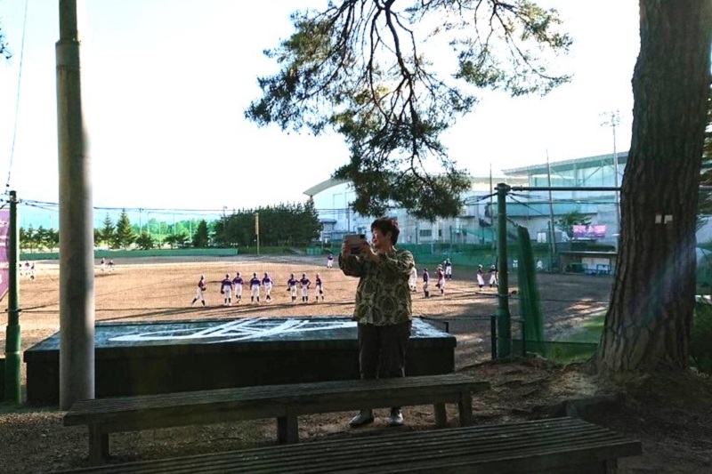 大谷翔平選手も練習してたグラウンドと一緒に記念撮影