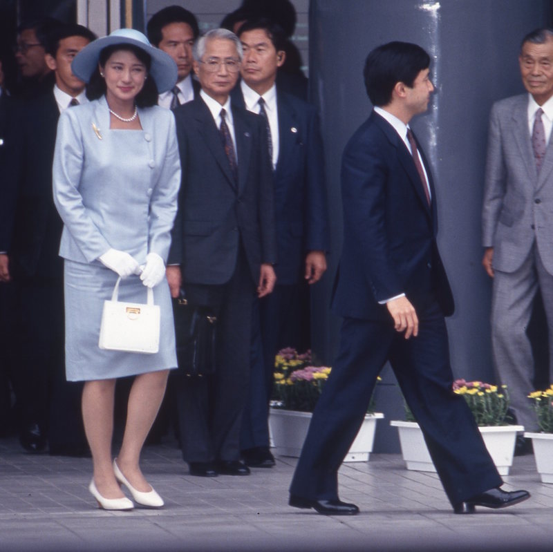 1993年6月、奈良県橿原市の神武天皇陵に参拝し結婚のご報告をするため、前日に近鉄奈良駅にご到着の天皇皇后両陛下