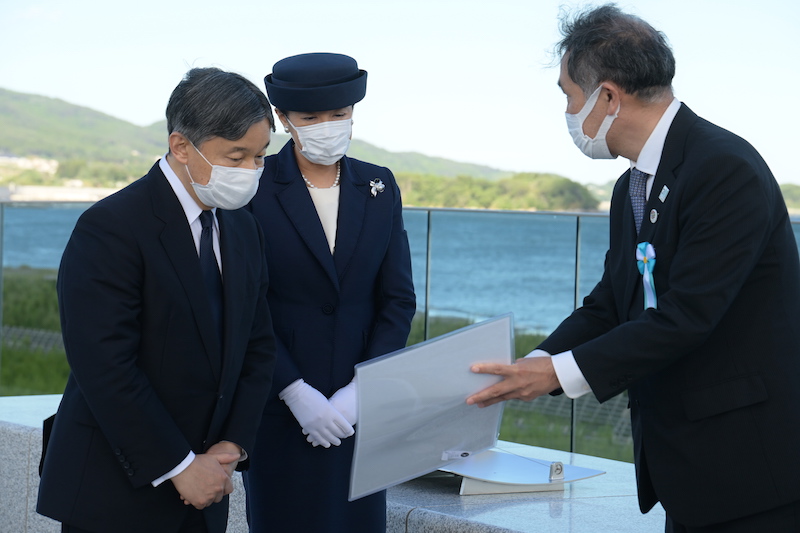 高田松原津波復興祈念公園の「海を望む場」で供花されるお二人（2023年6月3日、Ph／JMPA）