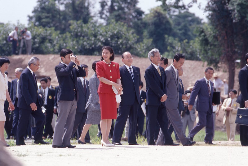 1996年7月、佐賀県各地をご訪問の雅子さまと天皇陛下と関係者