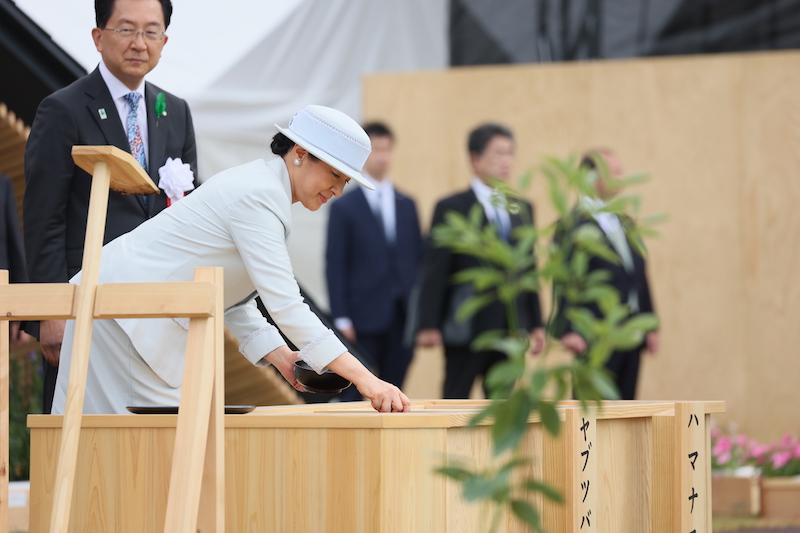 第73回全国植樹祭の式典会場で「お手植え」をする雅子さま（2023年6月4日、Ph／JMPA）
