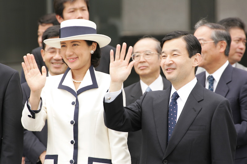 2006年6月、ご公務でシンガポール、タイを訪問される天皇陛下と美智子さまをお見送りのため、東京国際空港にお出ましの雅子さま