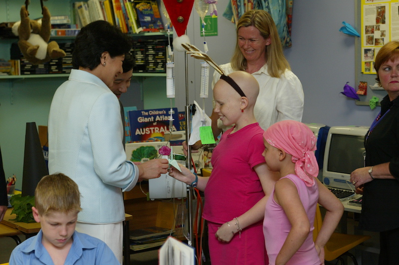 小児病院で、女の子から折り鶴のプレゼントを受け取られた雅子さま（2002年12月17日、Ph／JMPA）