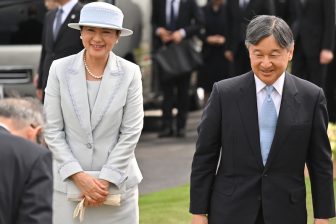 皇后雅子さま、岩手県ご訪問で見せられた「冷涼感のあるセットアップ」の着回し術