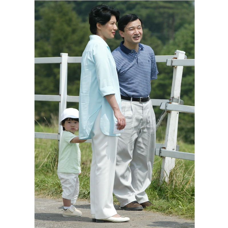 愛子さまもペールカラーのトップスに白のパンツで雅子さまとリンク（2003年8月25日、Ph／JMPA）