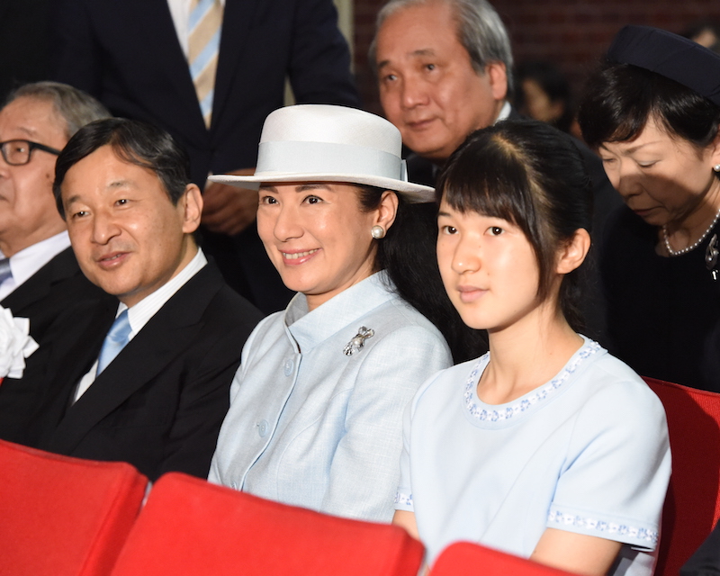 雅子さまと愛子さまはスーツとワンピース、天皇陛下（当時は皇太子）もネクタイを水色でそろえられお目見え（2016年8月1日、Ph／JMPA）