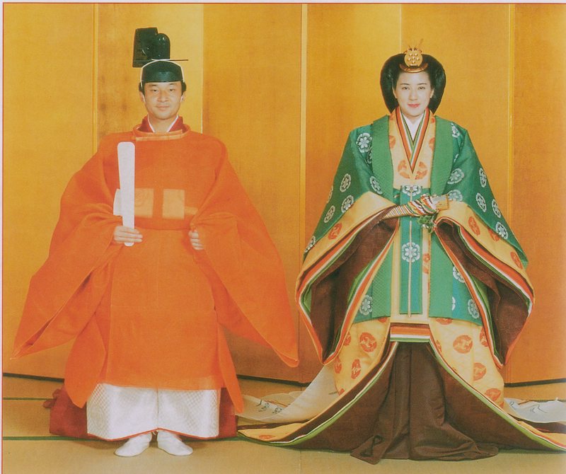 「結婚の儀」で装束姿の天皇皇后両陛下（1993年6月9日、Ph／宮内庁提供）