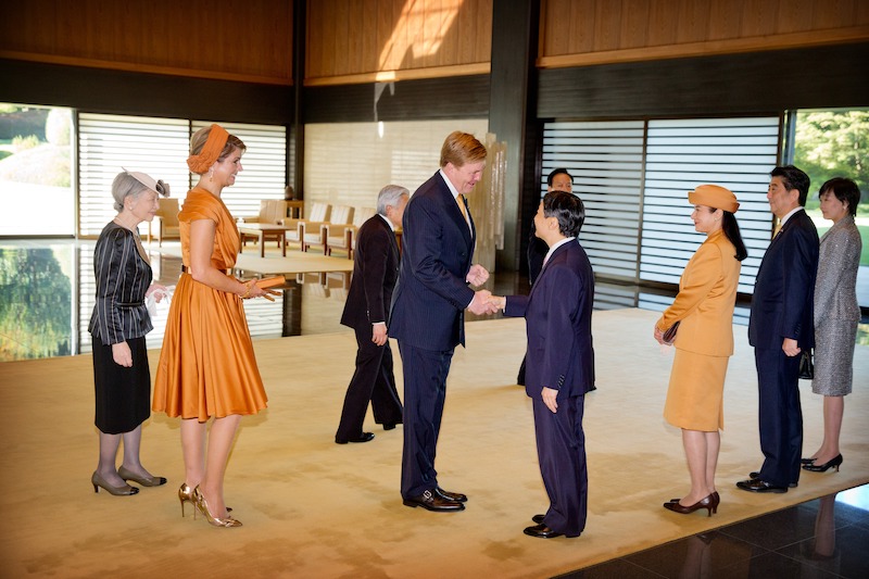 オランダ国王夫妻と挨拶をされる天皇皇后両陛下（2014年10月29日、Ph／JIJI PRESS）