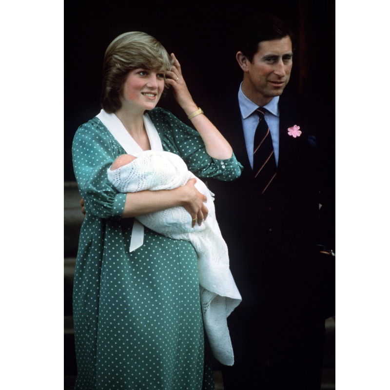 ウィリアム王子を抱きながら病院から出てきたダイアナ元妃　（1982年6月1日、Ph／GettyImages）