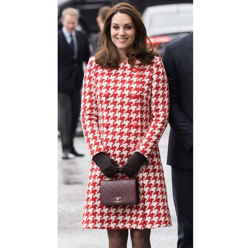 鮮やかなレッドカラーの千鳥格子にボルドーのシャネルのバッグを合わせたキャサリン皇太子妃（2018年1月31日、Ph／GettyImages）