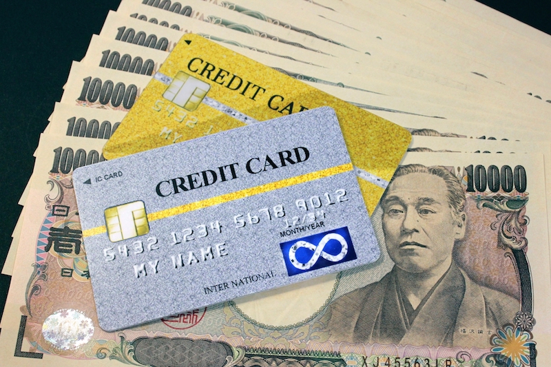 一万円札とクレジットカード