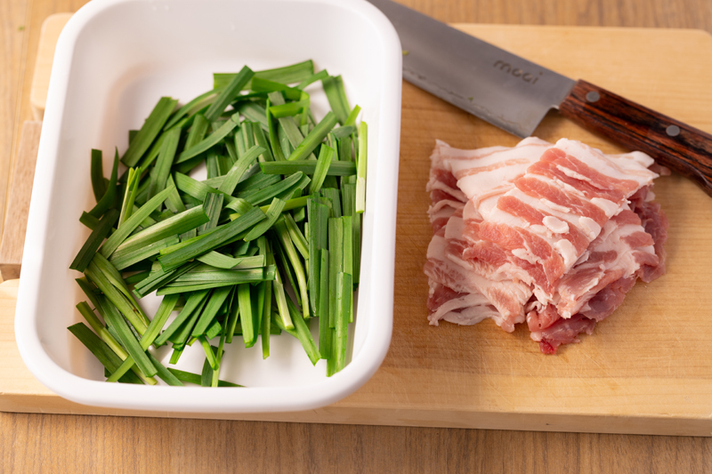 ニラは5cm幅に切る。豚バラ肉は一口大に切る。