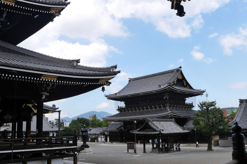 京都駅近く東本願寺（写真）、西本願寺でも朝のお勤めに参加できる