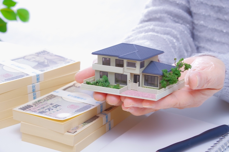 現金と家の模型