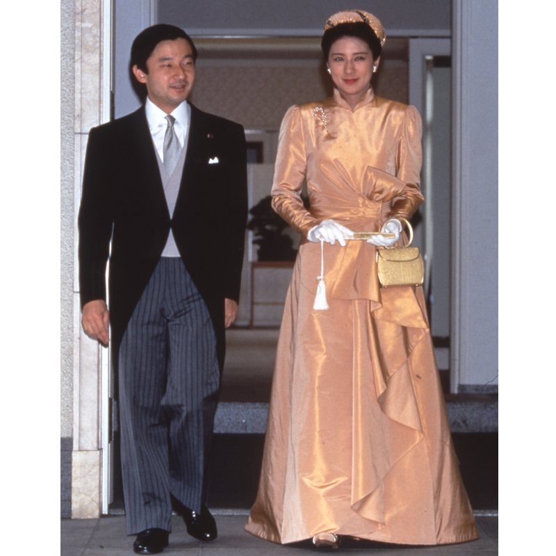 「宮中饗宴の儀」では森英恵さんがデザインしたオレンジ色のローブモンタントをお召しに（1993年6月15日、Ph／JMPA）