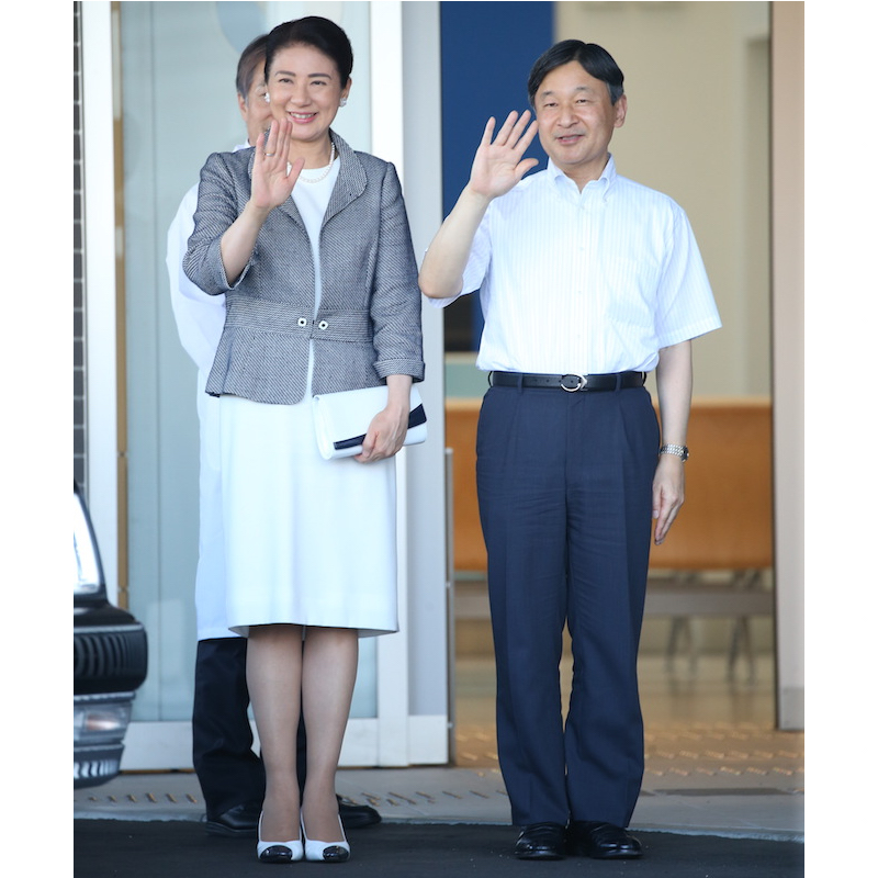笑顔で手を振られる天皇皇后両陛下（当時は皇太子ご夫妻）（2018年8月4日、Ph／JMPA）