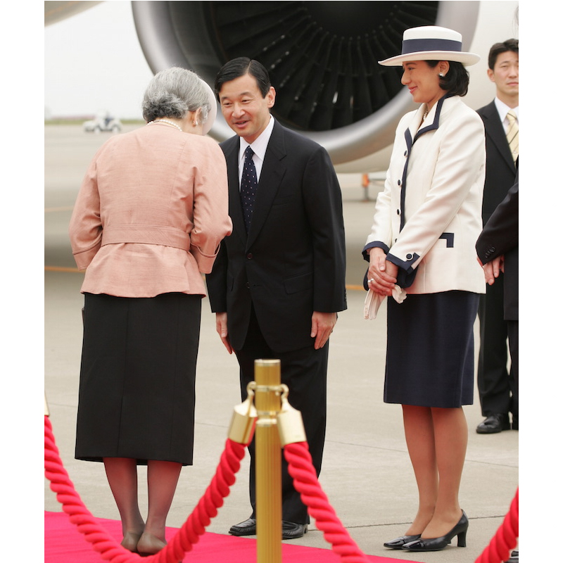 2006年6月、ご公務でシンガポール、タイを訪問される天皇陛下（当時）と美智子さまをお見送りのため、東京国際空港にお出ましの天皇皇后両陛下