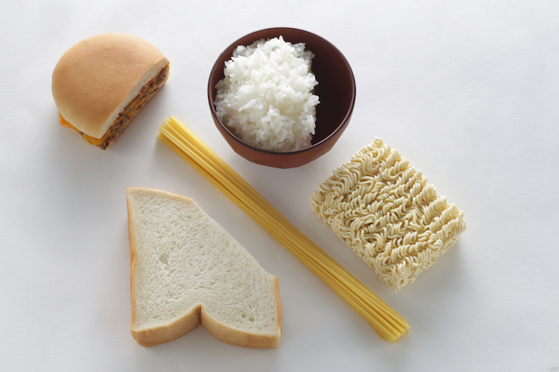 ハンバーガーとパスタと白米と乾麺と食パン、それぞれがカットされた状態で置かれている