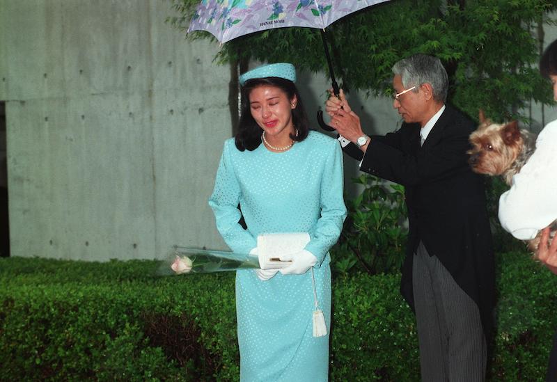 結婚式当日、雅子さまを見送った愛犬のショコラ（1993年6月9日、Ph／JIJI PRESS）