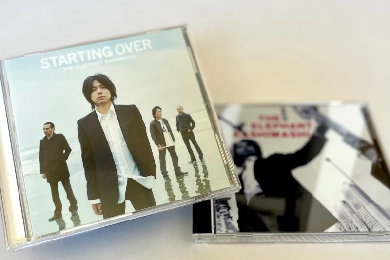 『さよならパーティー』が収録された2008年発売のアルバム『STARTING OVER』（左）