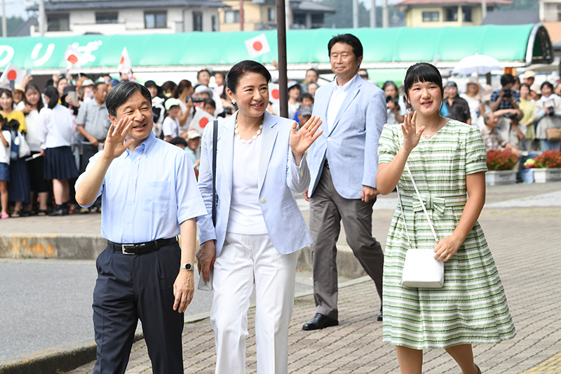 2019年8月、ご静養先となる那須御用邸ご滞在のため、JR那須塩原駅に到着されたご一家。ブルーのジャケットに白のパンツを合わせて（2019年8月19日、Ph／JMPA）