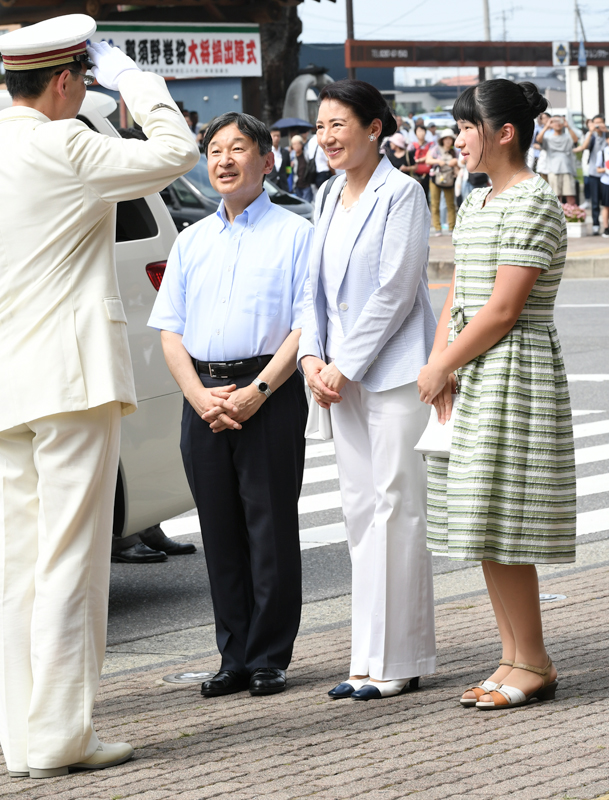 2019年8月、ご静養となる那須御用邸ご滞在のため、JR那須塩原駅に到着された天皇皇后両陛下と愛子さま