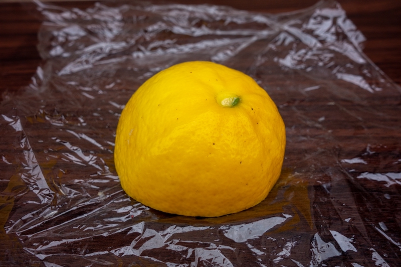 カットしたレモンは切り口にラップを密着させて冷蔵保存を（Ph／photoAC）