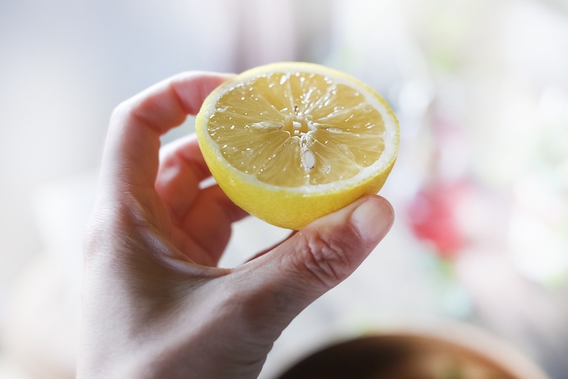 レモン汁を絞ることで減塩料理もおいしくなる（Ph／photoAC）