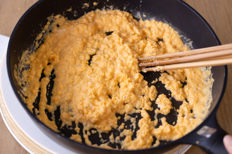 ボウルで卵、チーズ、【B】を混ぜる。フライパンをサラダ油で弱火で熱し、流し入れる。周りが固まってきたら中火にして菜箸でかき混ぜてスクランブルエッグを作り、ご飯の上にのせる