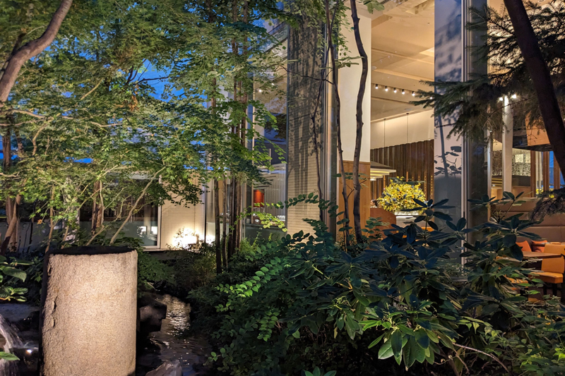 1階の中庭は、武蔵野の雑木林をイメージ（庭のホテル 東京）