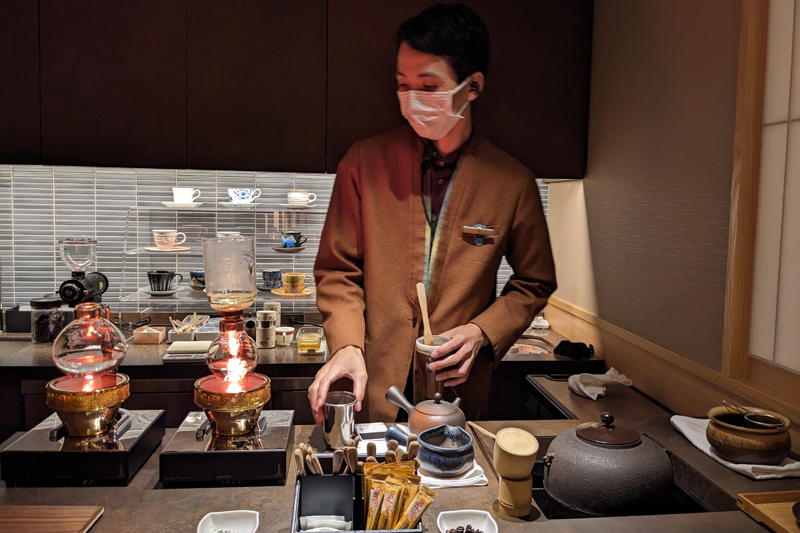 お茶の提供は、スタッフもお客様と触れ合う時間となり貴重だとか（庭のホテル 東京）