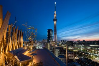 高層ビルに日本庭園が！ルーフトップテラスのある都内の注目ホテルには、どんな癒し空間が広がっ…