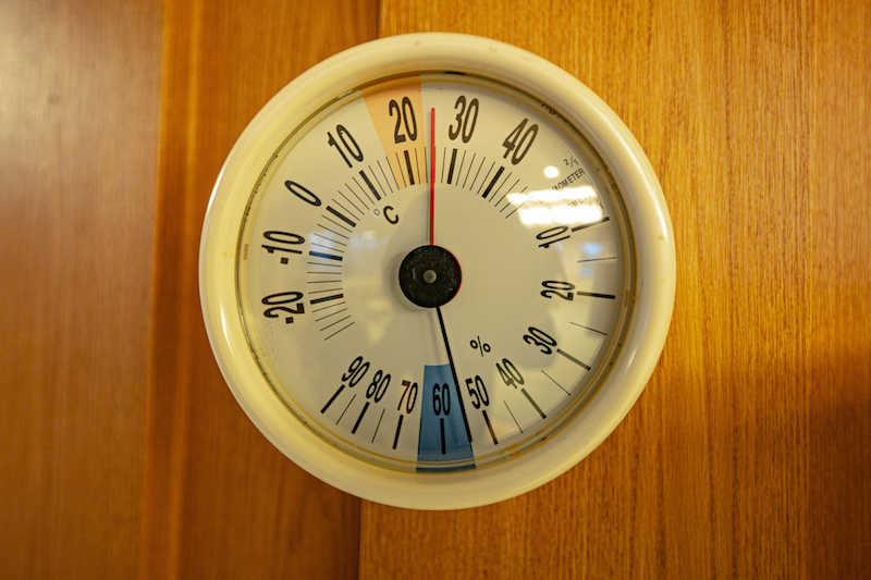 温湿度計を置いておくだけでは不安という人も多い（Ph／イメージマート）