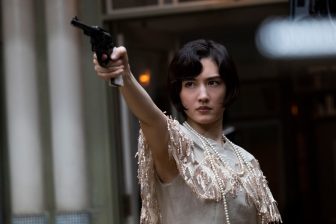 ダークヒロインを演じる綾瀬はるか、「拳銃を構える姿」はなぜ見る人を惹きつけるのか？