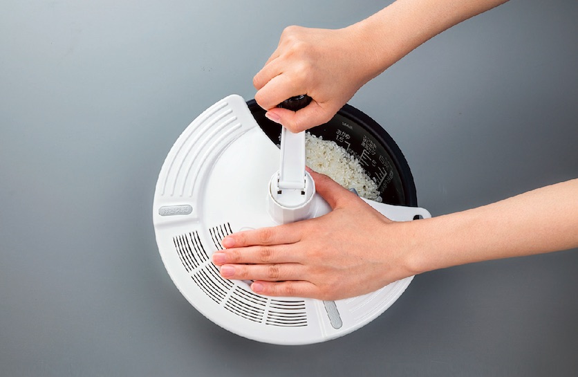 象印マホービン『洗米器DK-SA26』で米を洗っている手元
