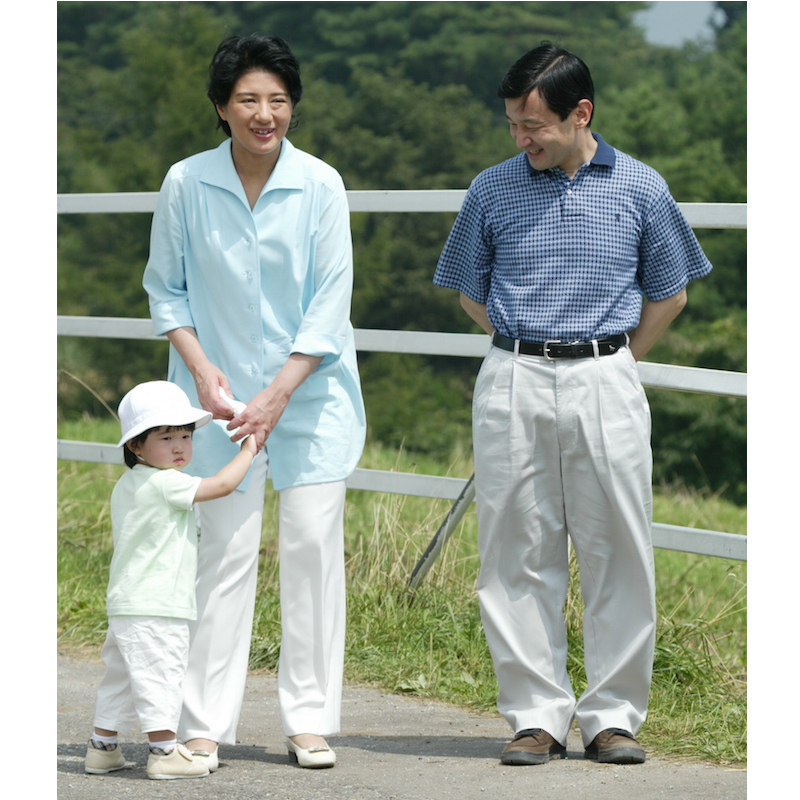 2003年8月、那須御用邸でご静養のひとコマ。雅子さまはライトブルーのシャツに白のパンツの組み合わせが軽やかで涼しげ（2003年8月25日、Ph／JMPA）