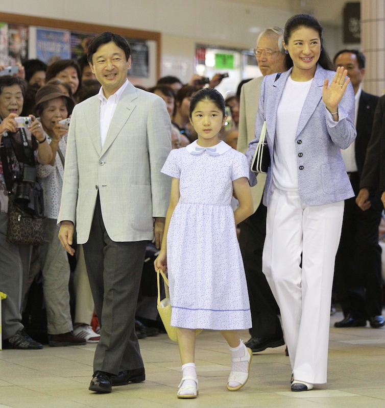 2010年8月、静岡県下田市の須崎御用邸へ向かわれるご一家。雅子さまの小物は白×ネイビーのバイカラーで統一（2010年8月4日、Ph／JMPA）