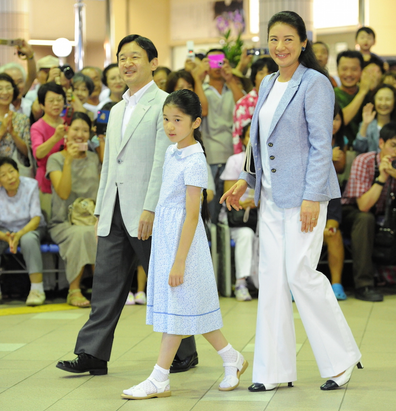 2010年8月、静岡県下田市の須崎御用邸へ向かわれる天皇皇后両陛下と愛子さま