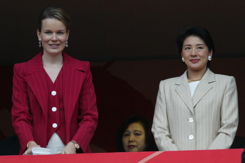 雅子さまとマチルド王妃。おふたりともジャケット姿でご観戦（2002年6月4日）
