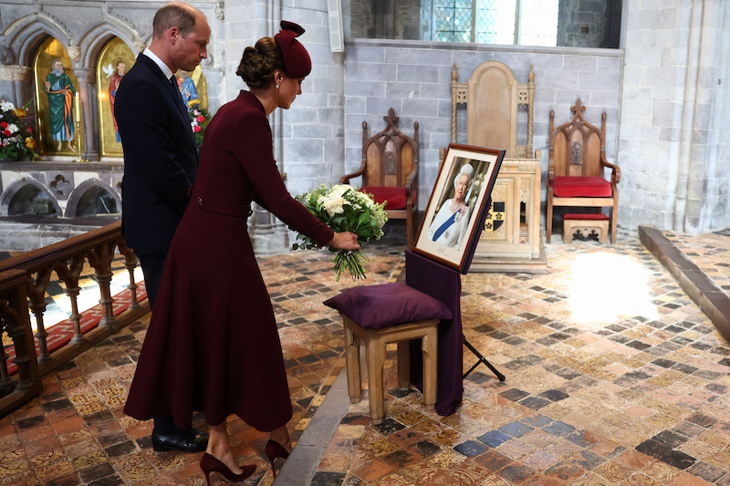 エリザベス女王一周忌　女王の写真に白い花を供えた（2023年9月8日、Ph／GettyImages）