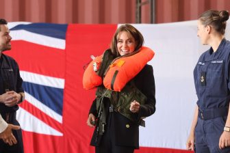 キャサリン皇太子妃、お気に入りブランドのパンプスと10万円のブラックジャケットで航空基地を訪…